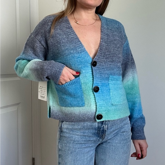 Ombré V-Neck Crop Cardigan With Pockets - Picture 5 of 10